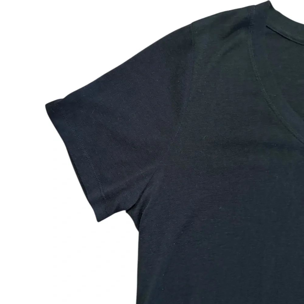 GAP black short sleeved v-neck T-shirt size Large - Picture 2 of 5